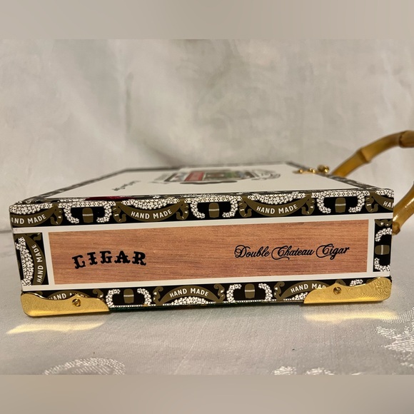 Genuine cigar box bag with two red and blue beaded parrots and beaded flowers - Picture 9 of 12